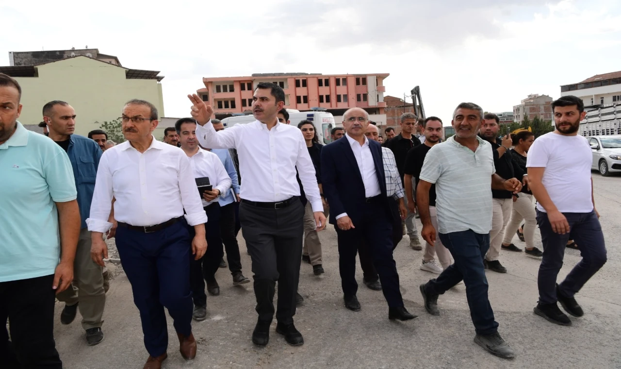 Bakan Kurum Malatya'da kentsel dönüşüm inşaat alanlarını gezdi.