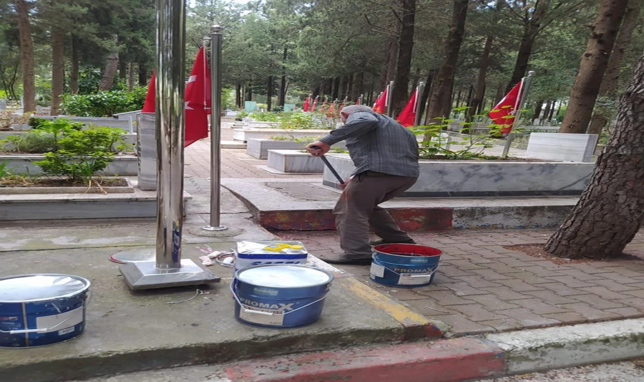 ŞEHİTLİK ve MEZARLIKLARIN BAYRAM ÖNCESİ TEMİZLİKLERİ YAPILDI