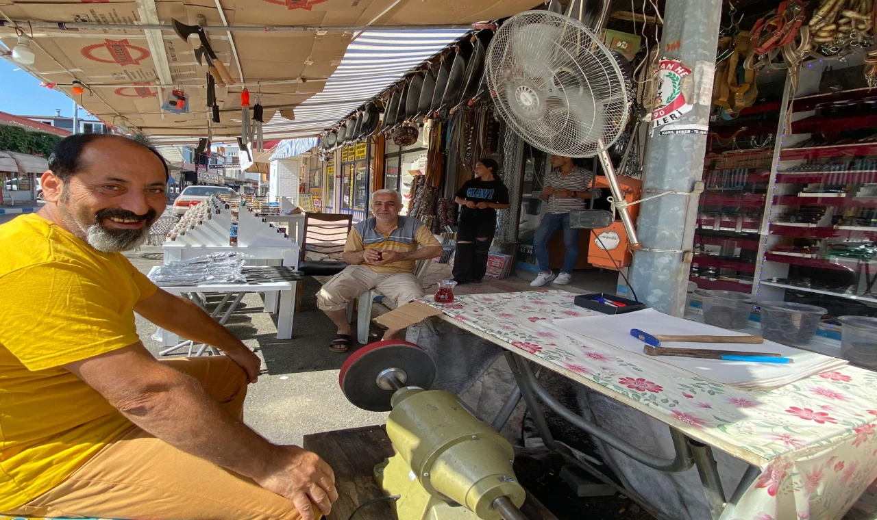 KURBAN BAYRAMININ MÜJDECİSİ BIÇAKÇILAR, TEZGÂHLARINI AÇTI