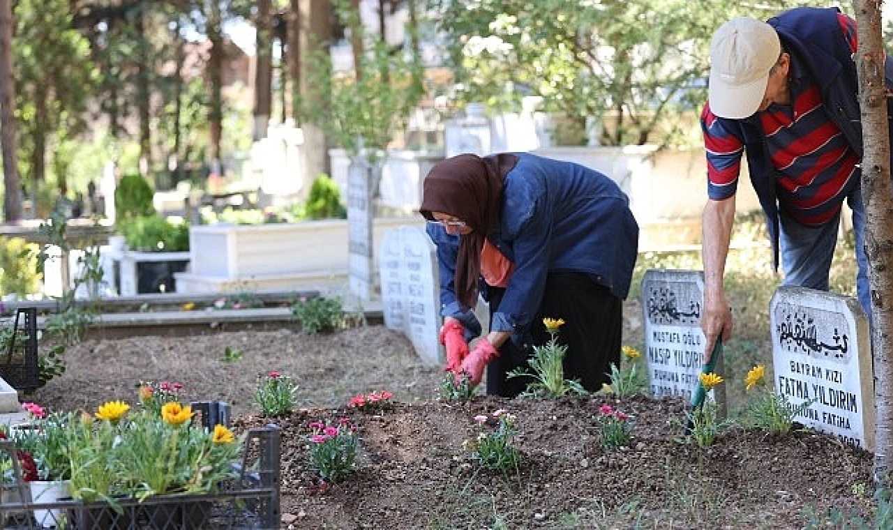 Kocaeli Büyükşehir bayramda vefa geleneğini yine sürdürdü; Kabirlere çiçek, gönüllere huzur