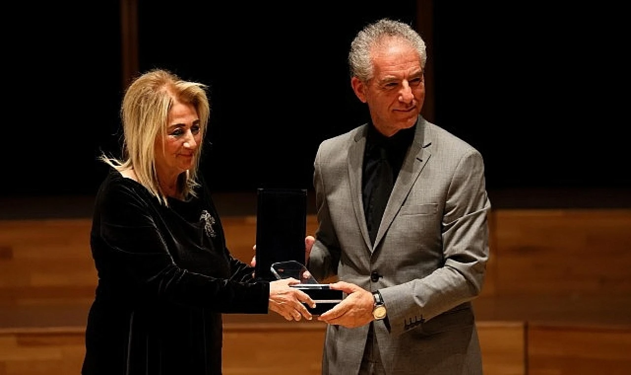 Uluslararası İzmir Festivali Açılışında Ege Üniversitesine Plaket