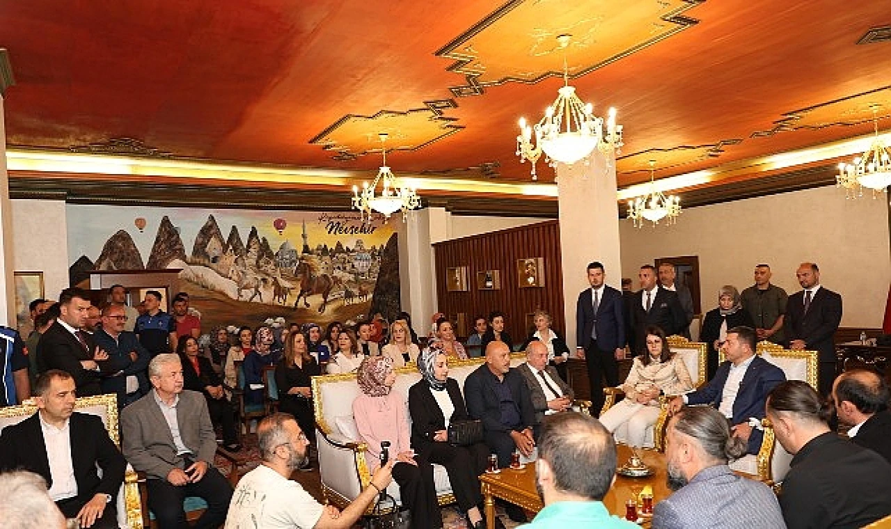 Başkan Arı, Vatandaşlarla ve Personelle Bayramlaştı