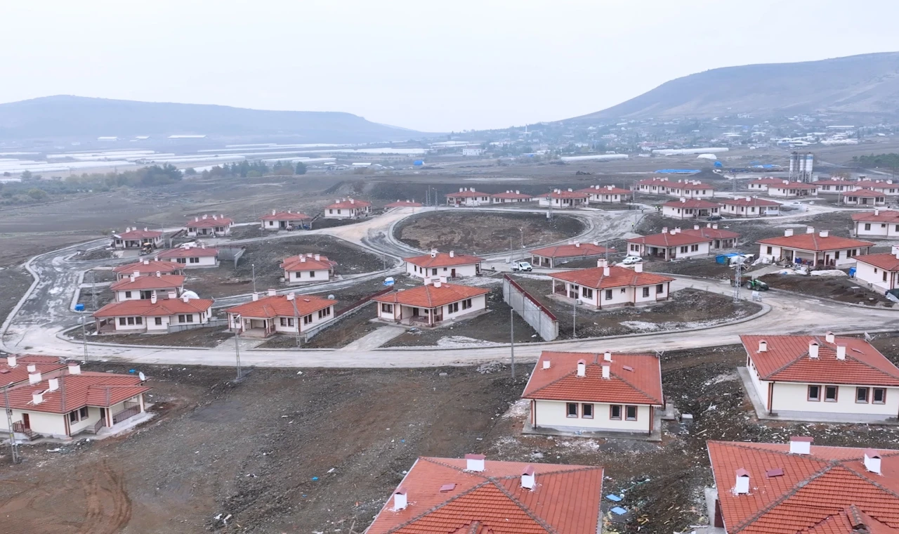 Deprem bölgesinde köy evleri teslim ediliyor