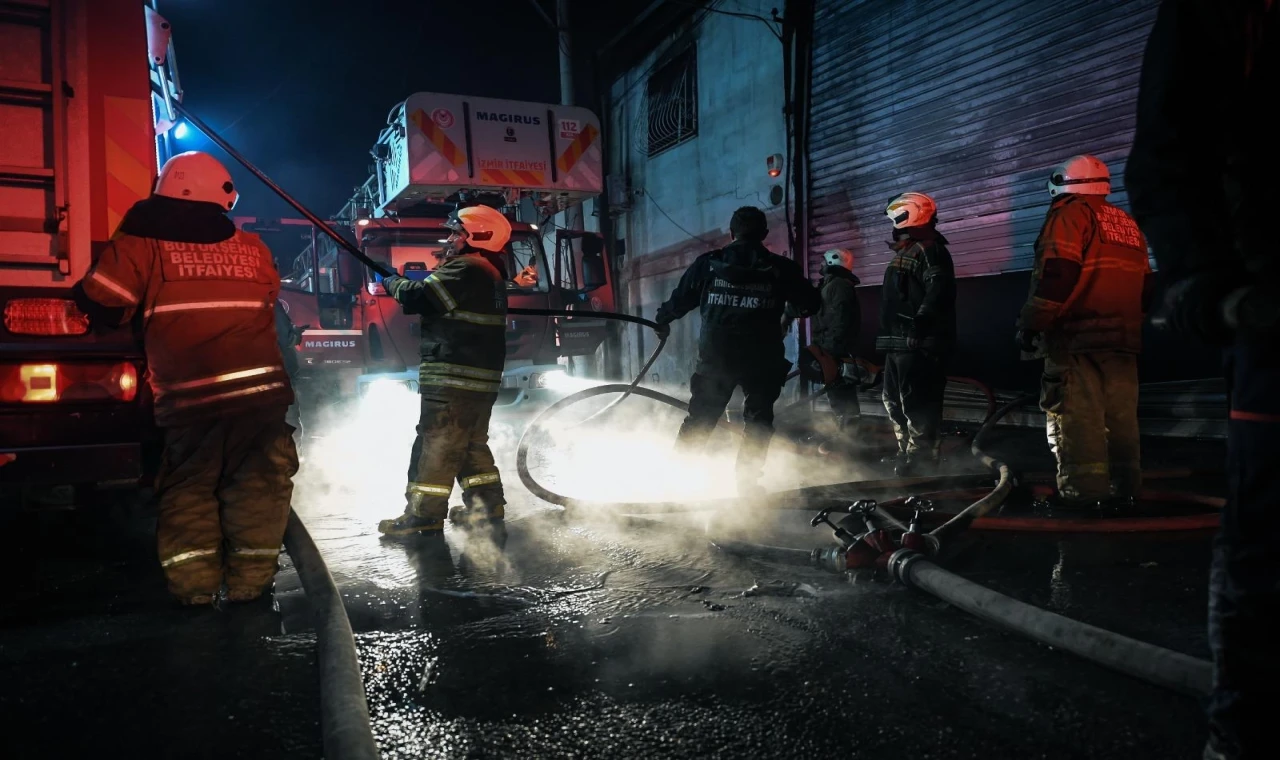 İzmir Buca’da mobilya atölyesinde yangın korkuttu